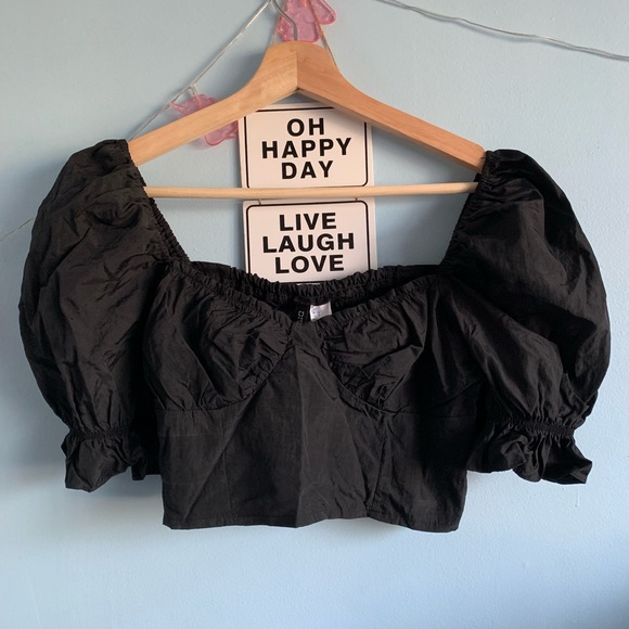 💕H&M cropped puff sleeve top in black💕 - Picture 2 of 3